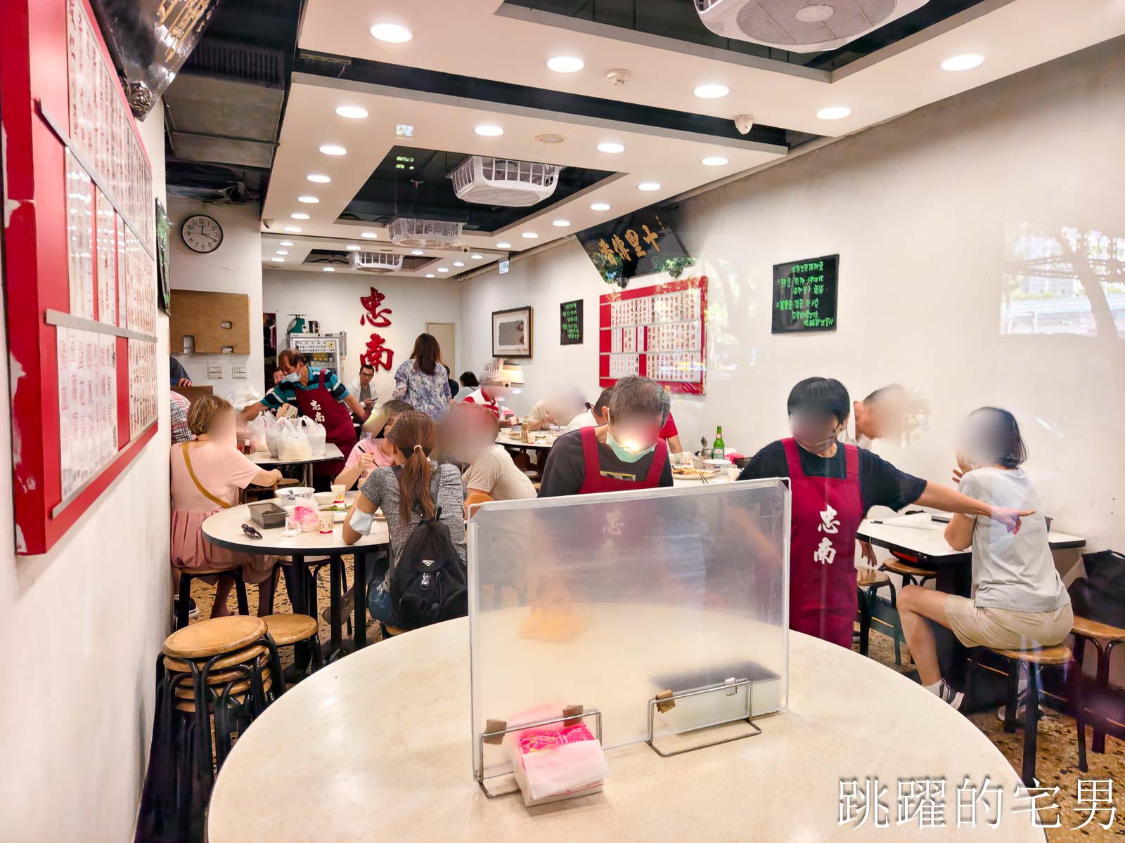 [大安區美食]忠南飯館-1個人300元吃到撐，60年台北眷村菜真的有夠下飯! 忠南飯館必點梅干扣肉、紅燒獅子頭，老闆推薦神菜居然沒點到很後悔，忠孝復興站美食