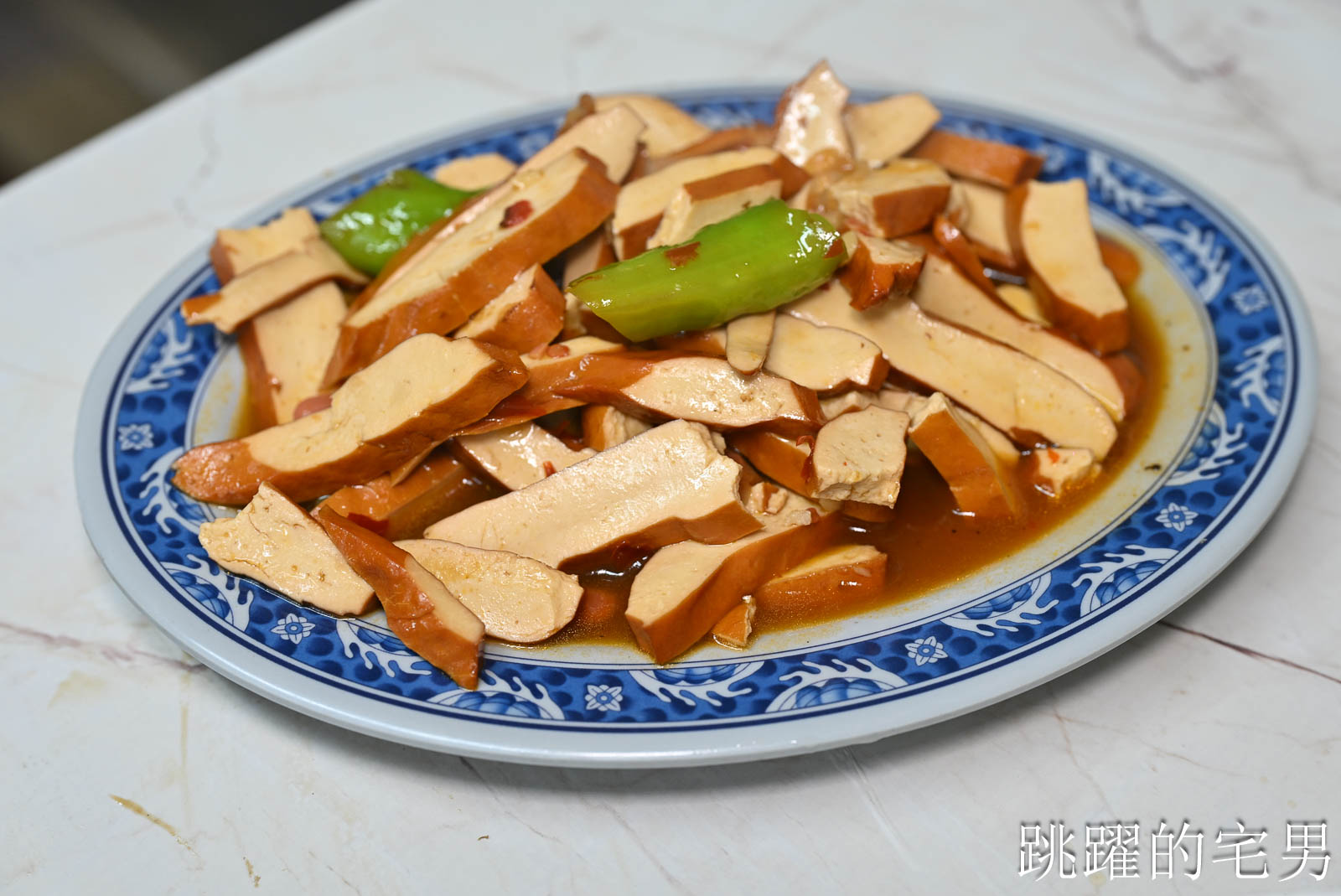 [新城美食]青蛙臭豆腐-被嫌辣椒不夠辣，現在老闆娘辣得驚人，餐點選擇很多樣，份量多吃很飽，新城早餐