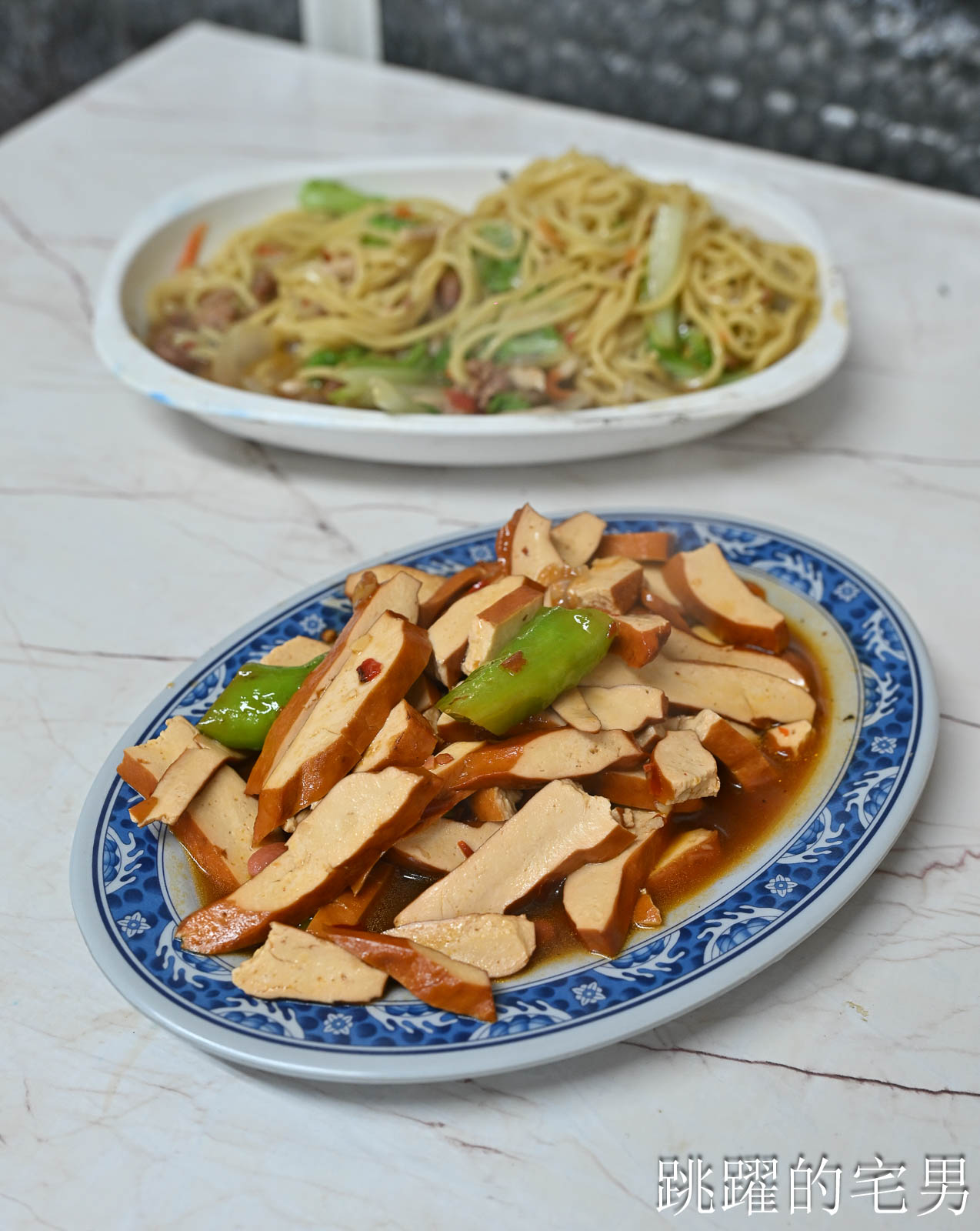 [新城美食]青蛙臭豆腐-被嫌辣椒不夠辣，現在老闆娘辣得驚人，餐點選擇很多樣，份量多吃很飽，新城早餐