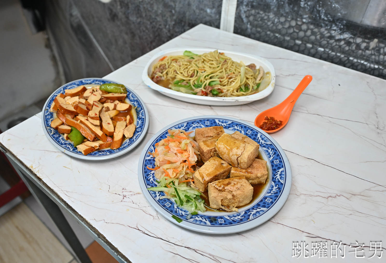 網站近期文章：[新城美食]青蛙臭豆腐-被嫌辣椒不夠辣，現在老闆娘辣得驚人，餐點選擇很多樣，份量多吃很飽，新城早餐