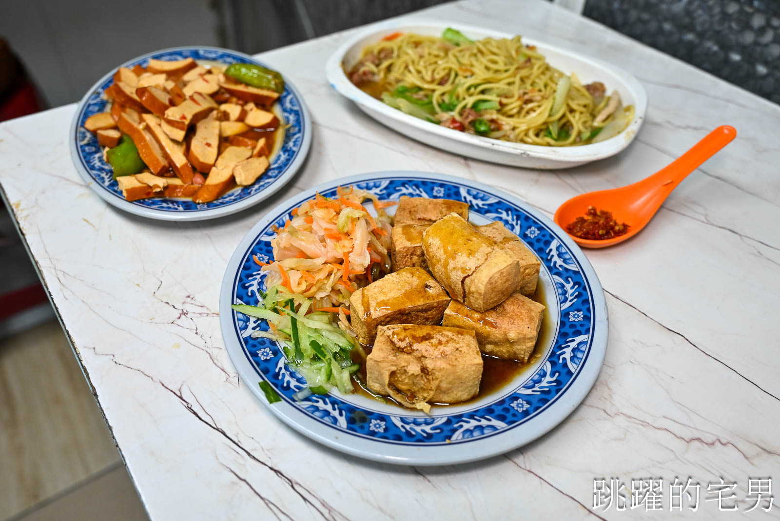 [新城美食]青蛙臭豆腐-被嫌辣椒不夠辣，現在老闆娘辣得驚人，餐點選擇很多樣，份量多吃很飽，新城早餐