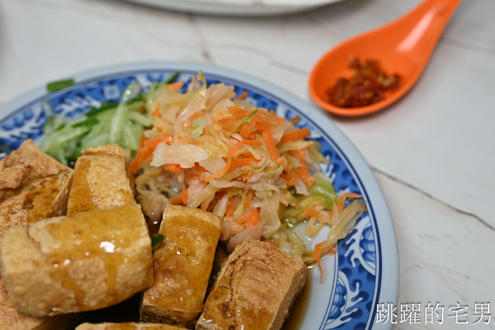 [新城美食]青蛙臭豆腐-被嫌辣椒不夠辣，現在老闆娘辣得驚人，餐點選擇很多樣，份量多吃很飽，新城早餐