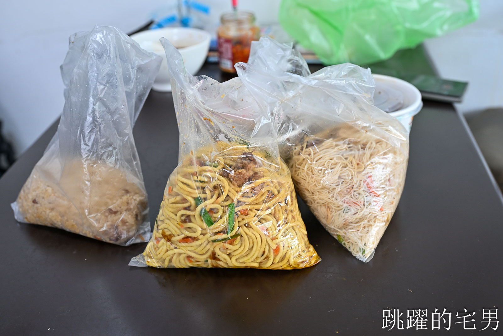 [花蓮新城美食]原北埔路客家小吃- 這個客家炒麵可以吃2餐了吧?! 這家份量也太驚人， 有肉有菜滷肉飯、油飯、炒米粉， 花蓮北埔美食