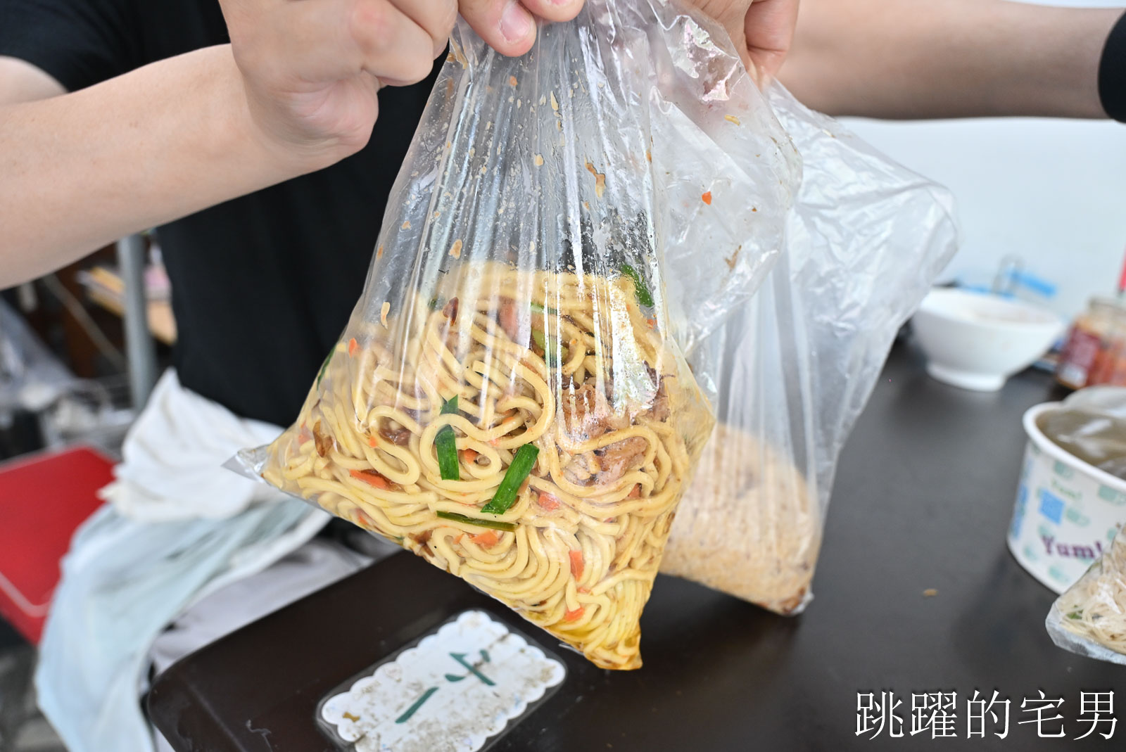 [花蓮新城美食]原北埔路客家小吃- 這個客家炒麵可以吃2餐了吧?! 這家份量也太驚人， 有肉有菜滷肉飯、油飯、炒米粉， 花蓮北埔美食