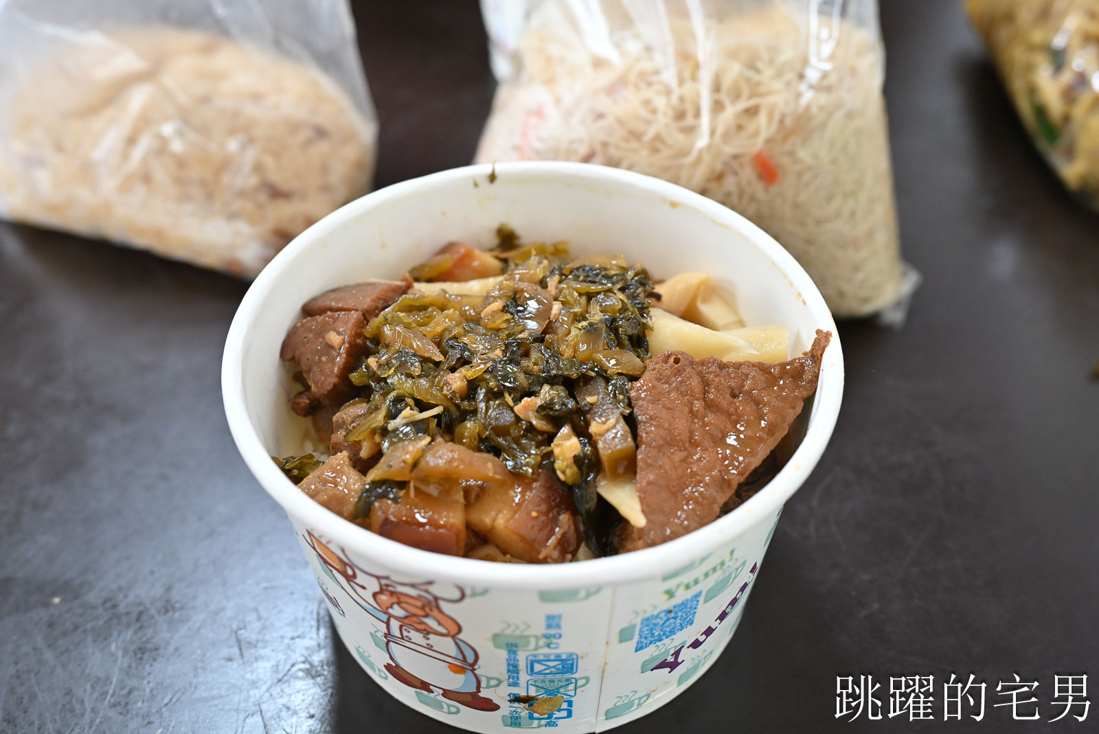 [花蓮新城美食]原北埔路客家小吃- 這個客家炒麵可以吃2餐了吧?! 這家份量也太驚人， 有肉有菜滷肉飯、油飯、炒米粉， 花蓮北埔美食