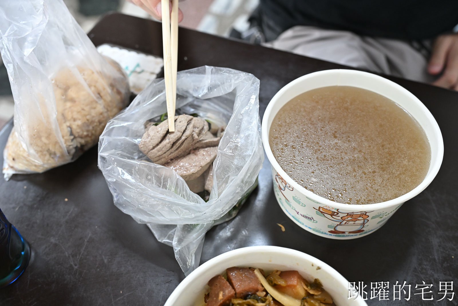 [花蓮新城美食]原北埔路客家小吃- 這個客家炒麵可以吃2餐了吧?! 這家份量也太驚人， 有肉有菜滷肉飯、油飯、炒米粉， 花蓮北埔美食