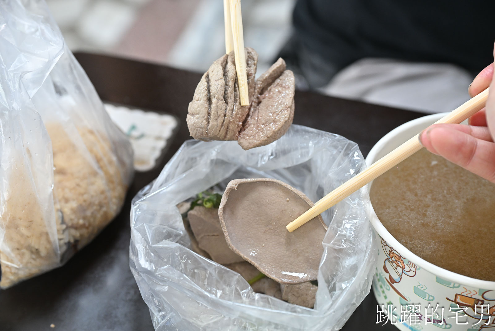 [花蓮新城美食]原北埔路客家小吃- 這個客家炒麵可以吃2餐了吧?! 這家份量也太驚人， 有肉有菜滷肉飯、油飯、炒米粉， 花蓮北埔美食
