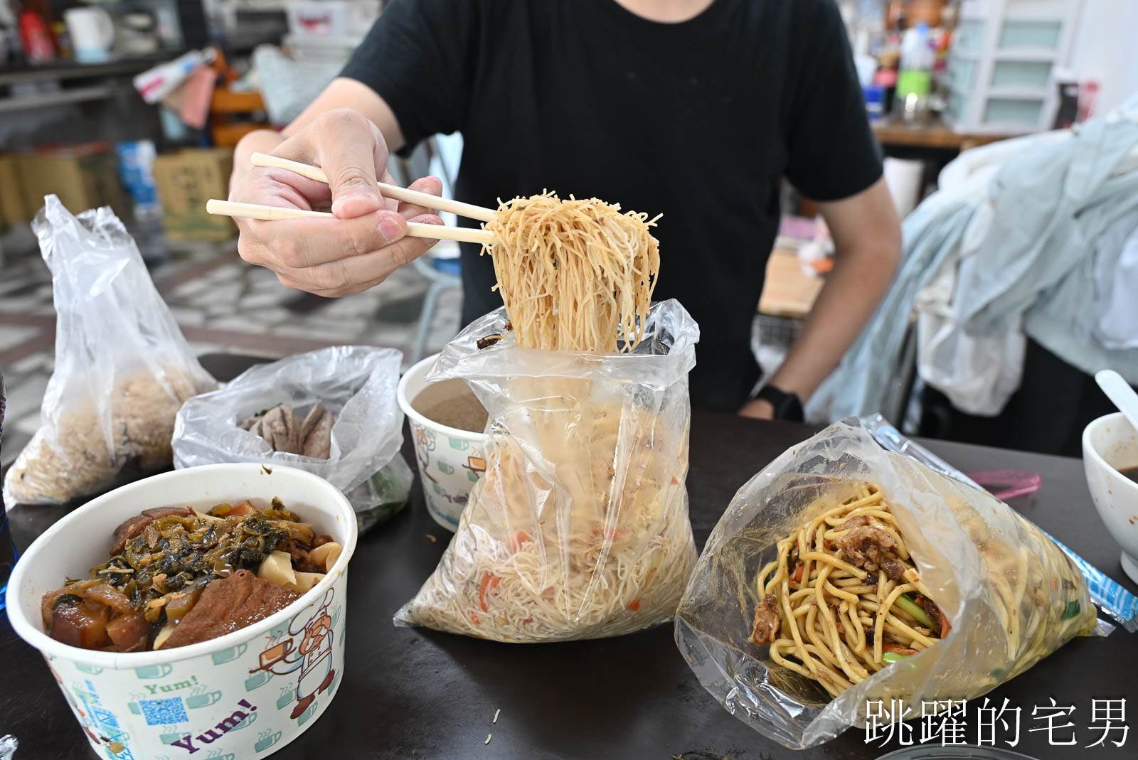 [花蓮新城美食]原北埔路客家小吃- 這個客家炒麵可以吃2餐了吧?! 這家份量也太驚人， 有肉有菜滷肉飯、油飯、炒米粉， 花蓮北埔美食