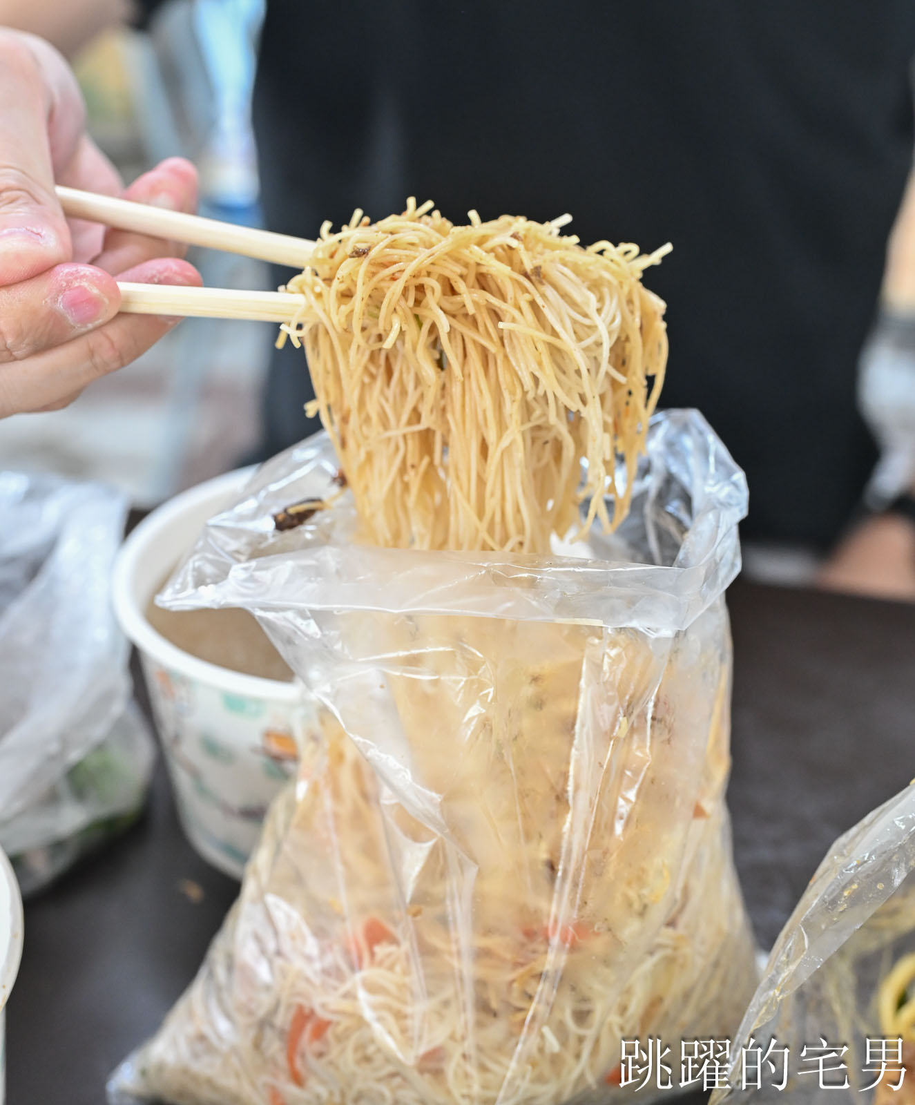 [花蓮新城美食]原北埔路客家小吃- 這個客家炒麵可以吃2餐了吧?! 這家份量也太驚人， 有肉有菜滷肉飯、油飯、炒米粉， 花蓮北埔美食