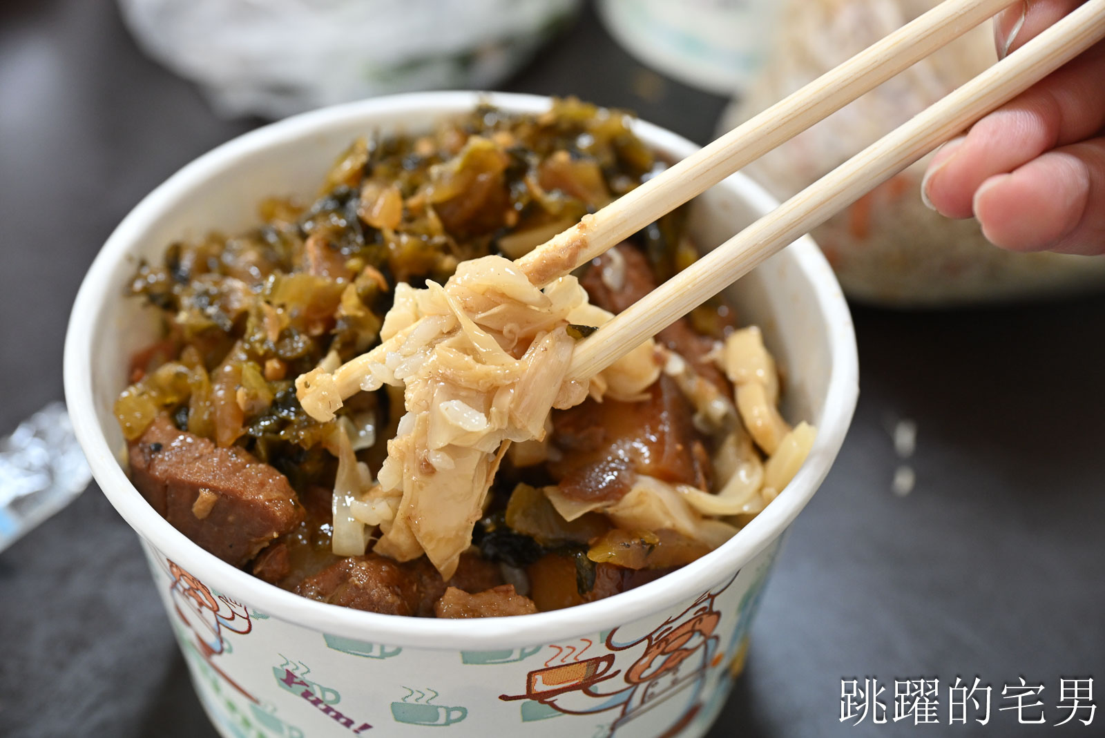 [花蓮新城美食]原北埔路客家小吃- 這個客家炒麵可以吃2餐了吧?! 這家份量也太驚人， 有肉有菜滷肉飯、油飯、炒米粉， 花蓮北埔美食