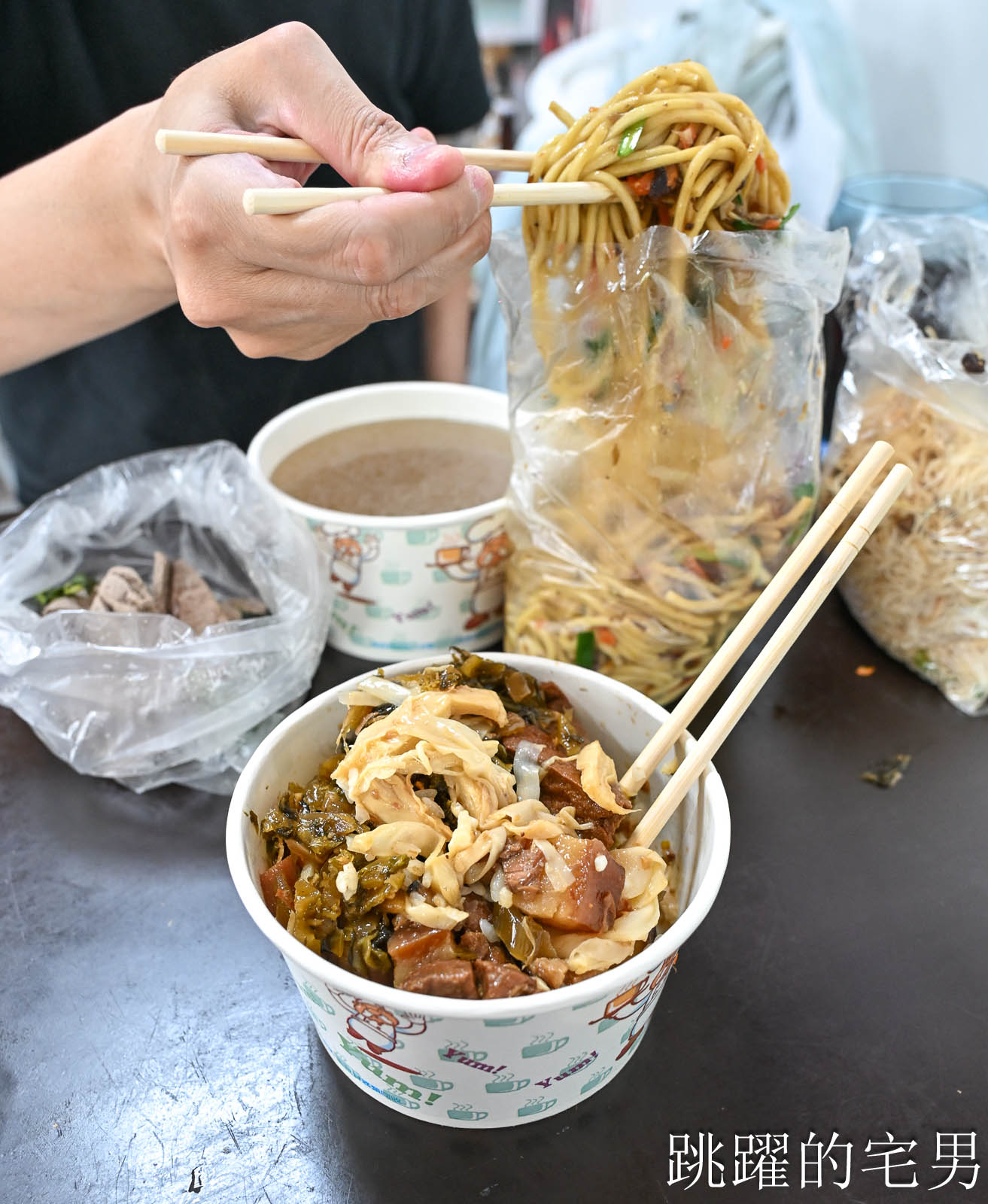 [花蓮新城美食]原北埔路客家小吃- 這個客家炒麵可以吃2餐了吧?! 這家份量也太驚人， 有肉有菜滷肉飯、油飯、炒米粉， 花蓮北埔美食