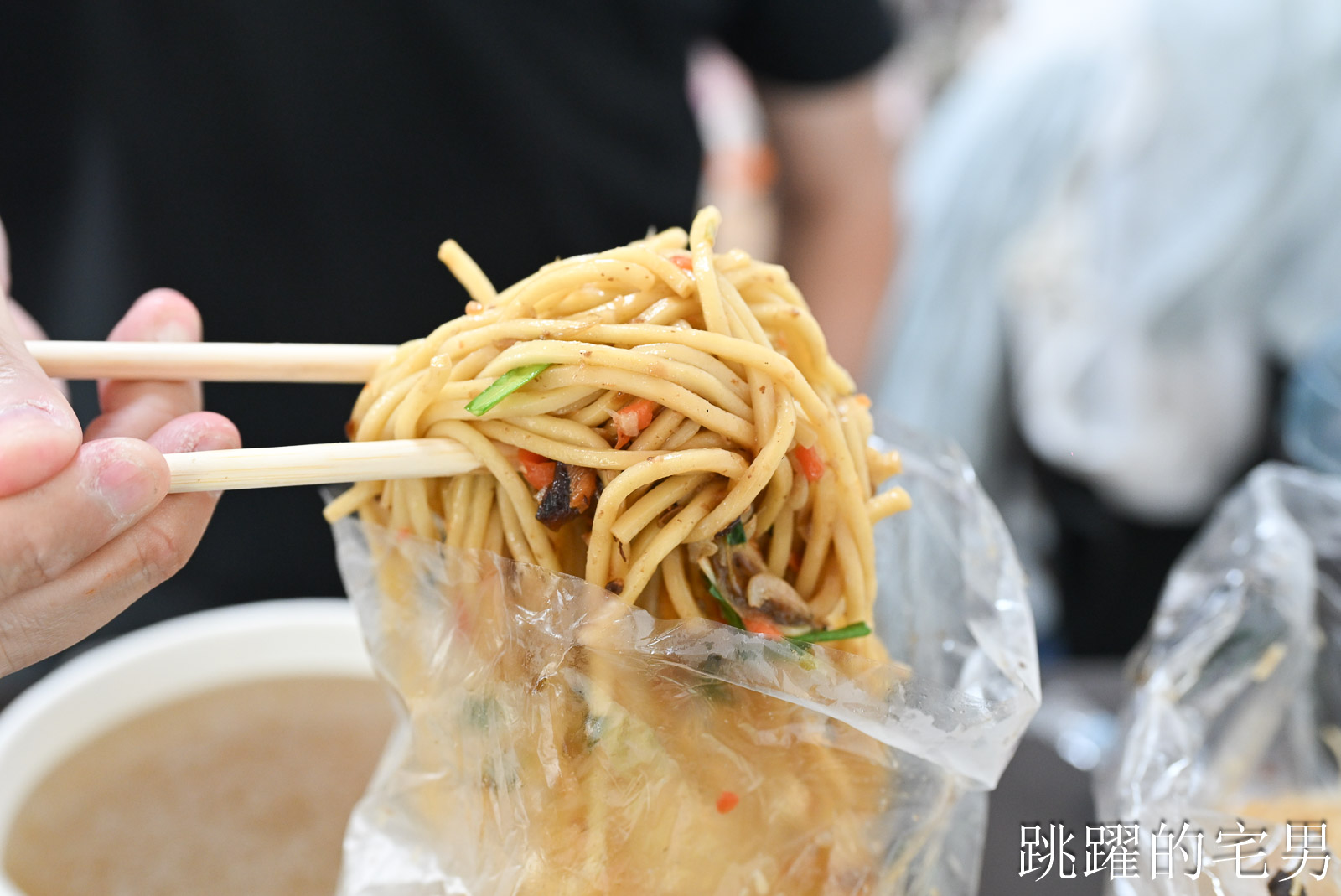 [花蓮新城美食]原北埔路客家小吃- 這個客家炒麵可以吃2餐了吧?! 這家份量也太驚人， 有肉有菜滷肉飯、油飯、炒米粉， 花蓮北埔美食