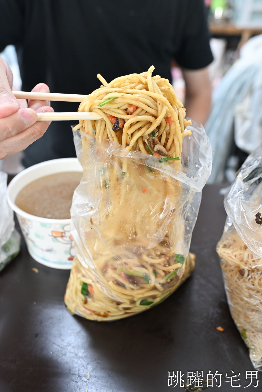 [花蓮新城美食]原北埔路客家小吃- 這個客家炒麵可以吃2餐了吧?! 這家份量也太驚人， 有肉有菜滷肉飯、油飯、炒米粉， 花蓮北埔美食