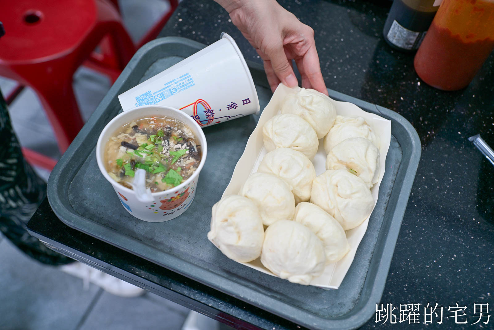 [花蓮美食]花蓮公正包子店-厚皮蓬鬆的小籠包，40年以上花蓮老店，老師傅手工包包子、竹蒸籠堆超高