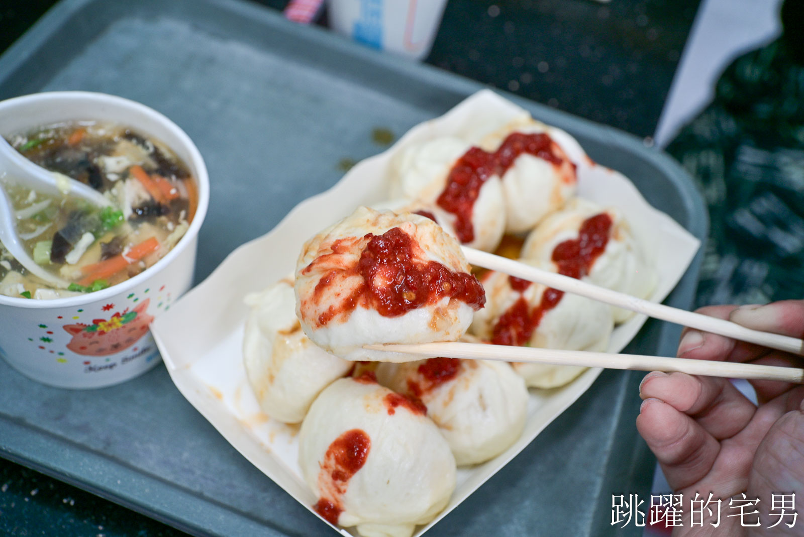 [花蓮美食]花蓮公正包子店-厚皮蓬鬆的小籠包，40年以上花蓮老店，老師傅手工包包子、竹蒸籠堆超高