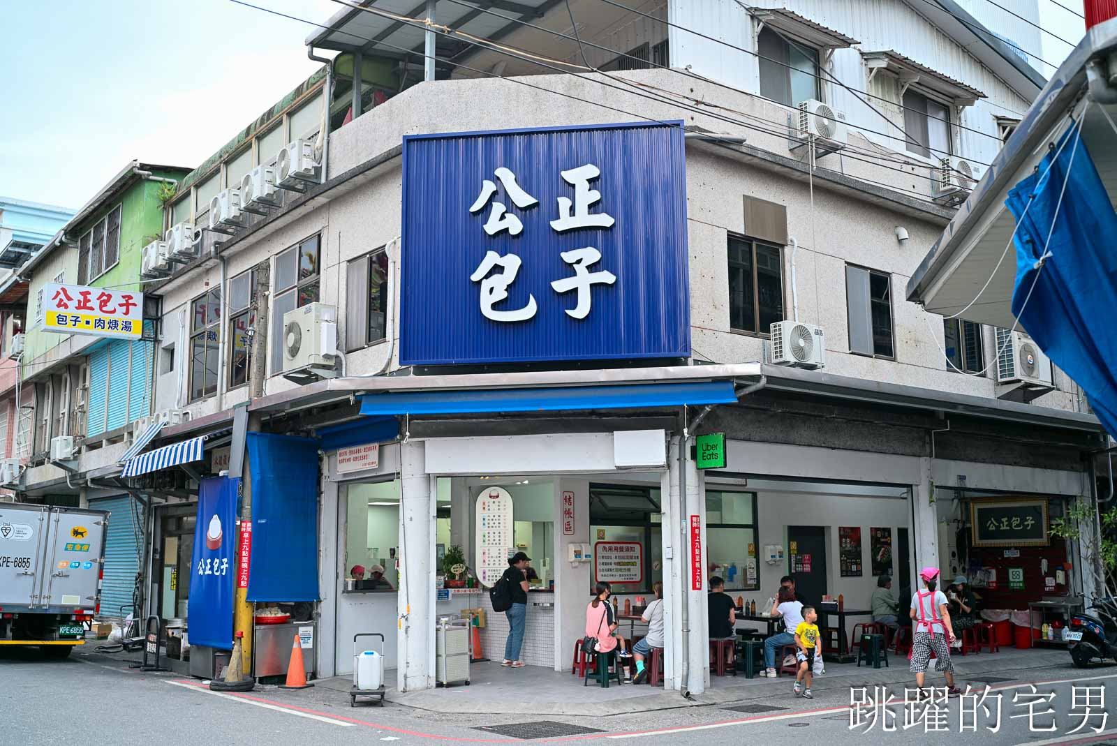 [花蓮美食]花蓮公正包子店-厚皮蓬鬆的小籠包，40年以上花蓮老店，老師傅手工包包子、竹蒸籠堆超高