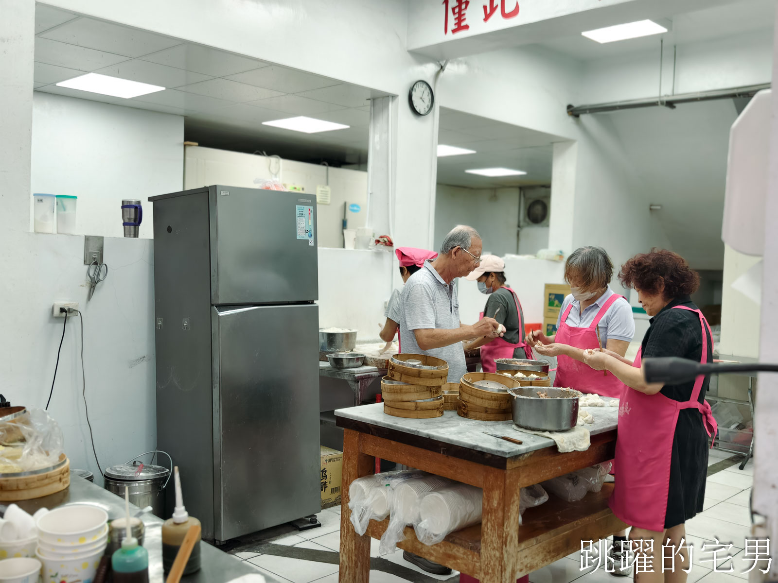 [花蓮美食]花蓮公正包子店-厚皮蓬鬆的小籠包，40年以上花蓮老店，老師傅手工包包子、竹蒸籠堆超高