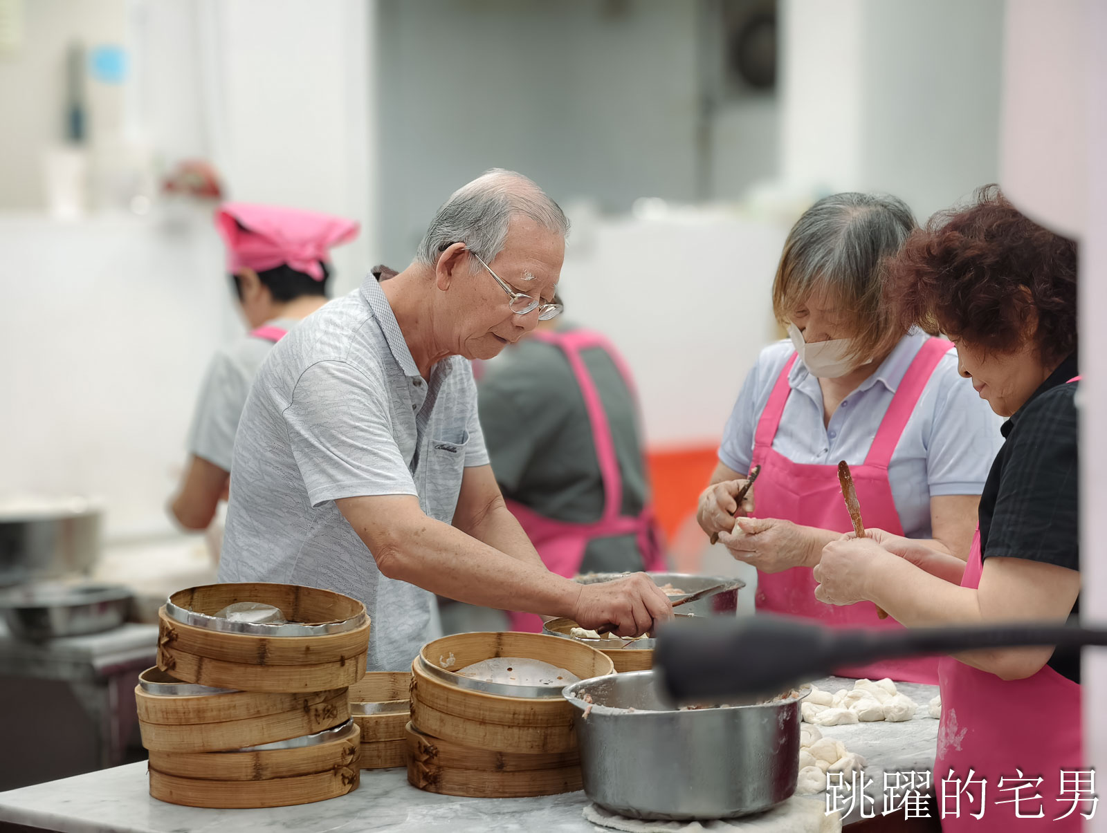 [花蓮美食]花蓮公正包子店-厚皮蓬鬆的小籠包，40年以上花蓮老店，老師傅手工包包子、竹蒸籠堆超高