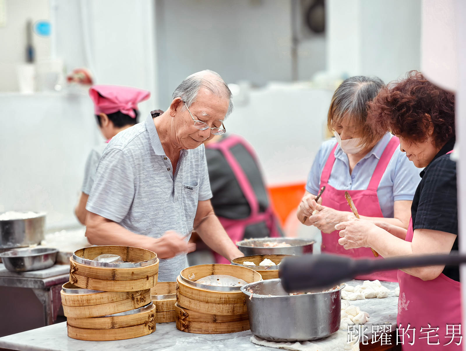 [花蓮美食]花蓮公正包子店-厚皮蓬鬆的小籠包，40年以上花蓮老店，老師傅手工包包子、竹蒸籠堆超高