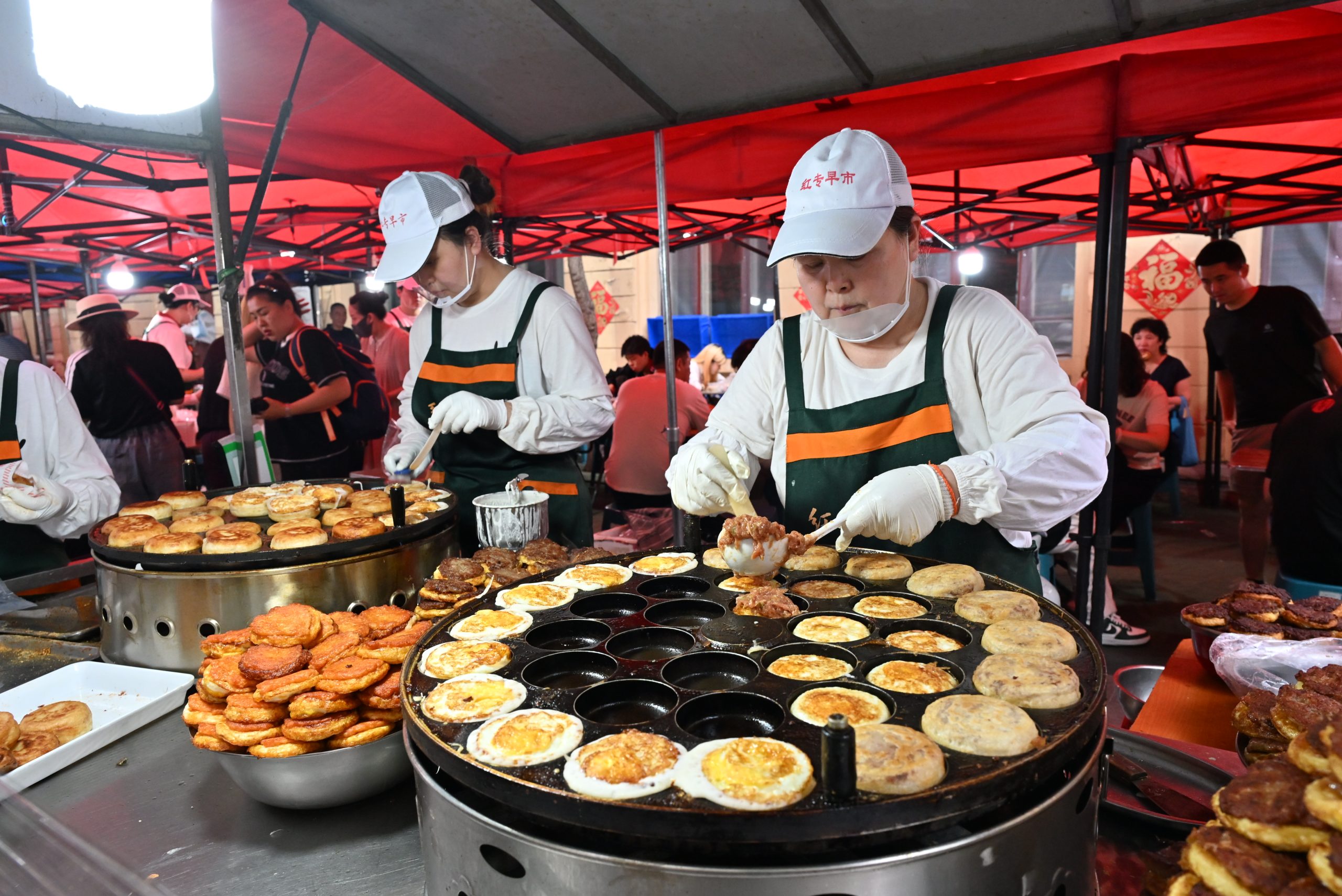[哈爾濱美食]第一次逛東北早市！東北幣驚呆我，包子居然只要1元？哈爾濱紅磚街早市物價太驚人