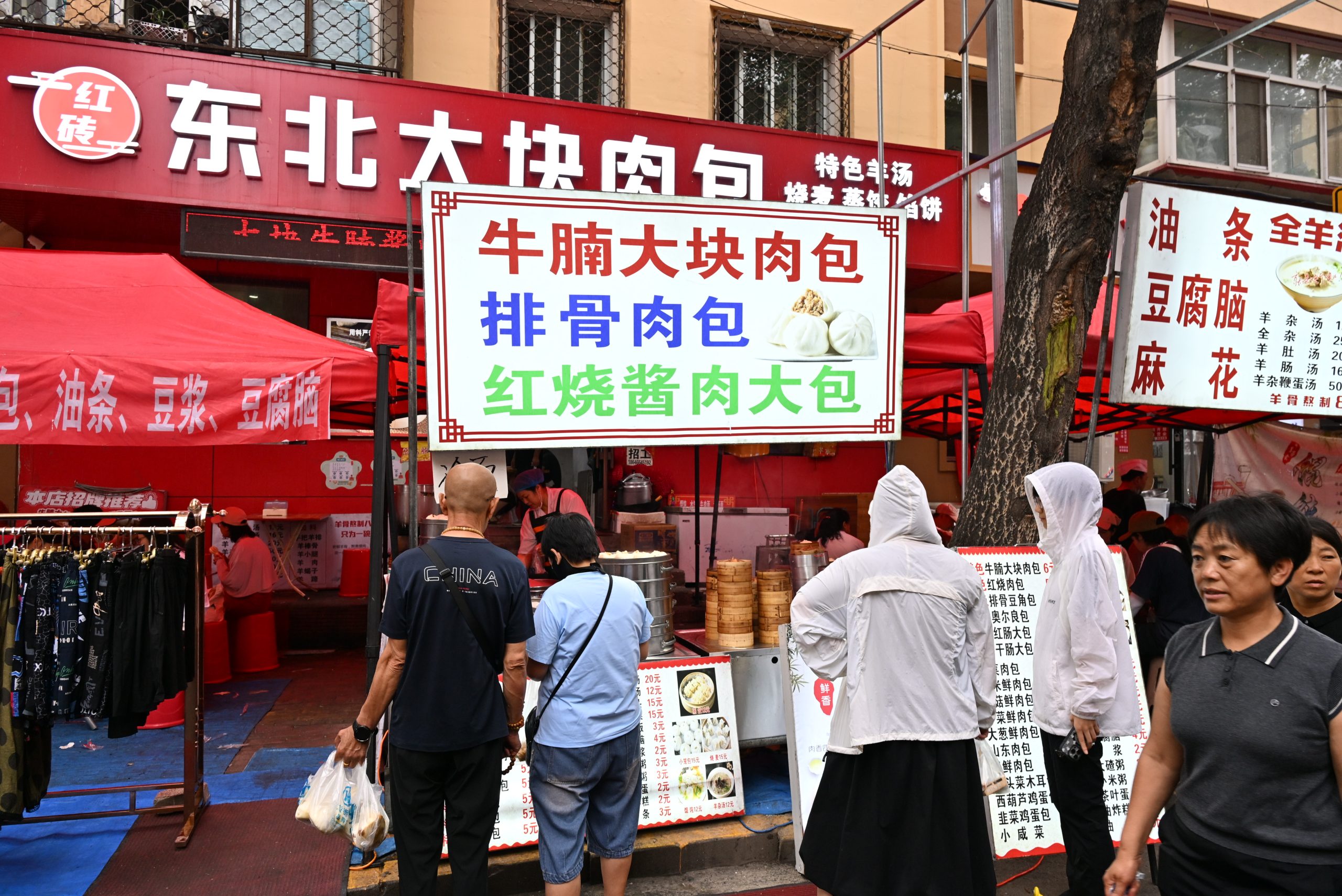 [哈爾濱美食]第一次逛東北早市！東北幣驚呆我，包子居然只要1元？哈爾濱紅磚街早市物價太驚人