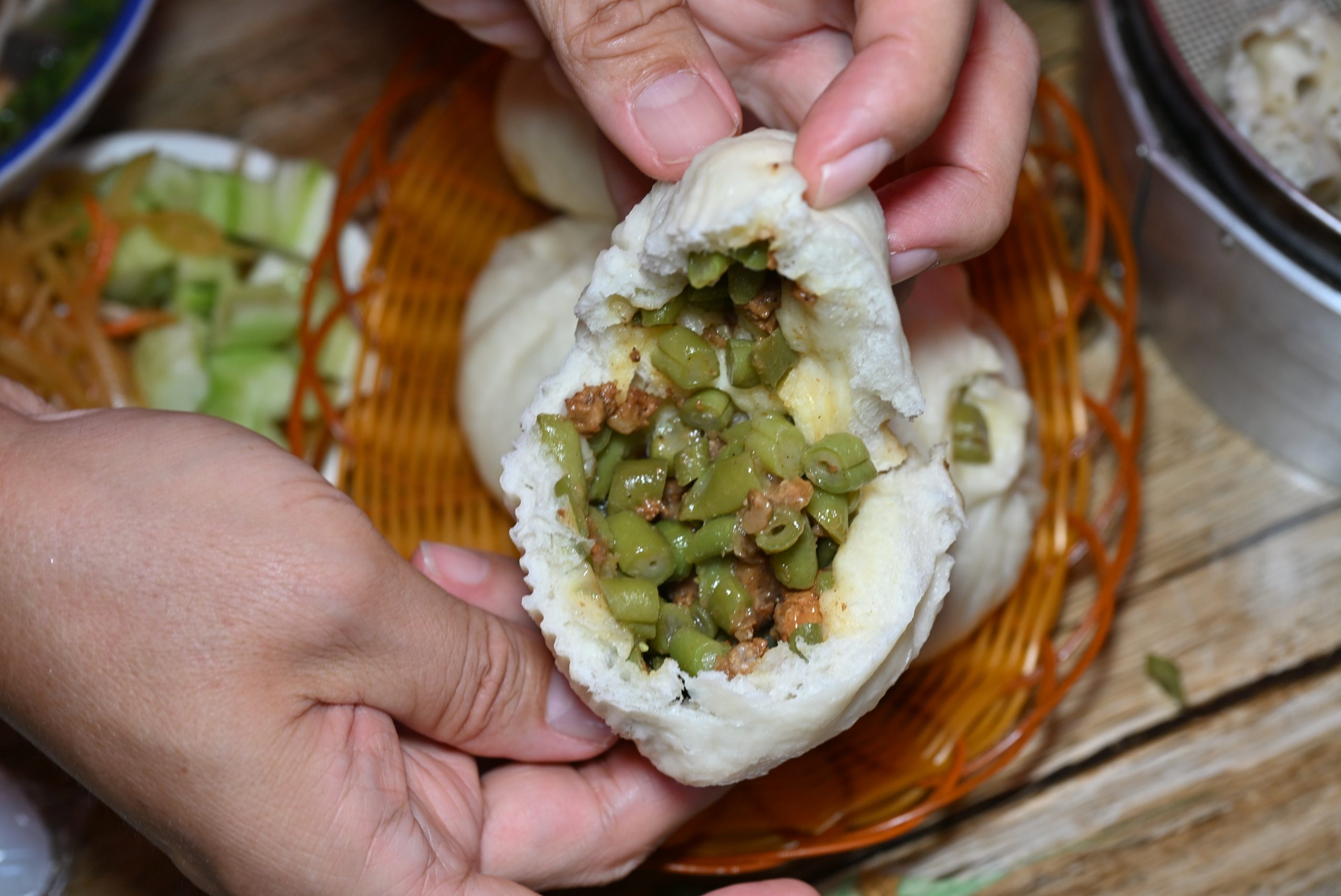 [哈爾濱美食]第一次逛東北早市！東北幣驚呆我，包子居然只要1元？哈爾濱紅磚街早市物價太驚人