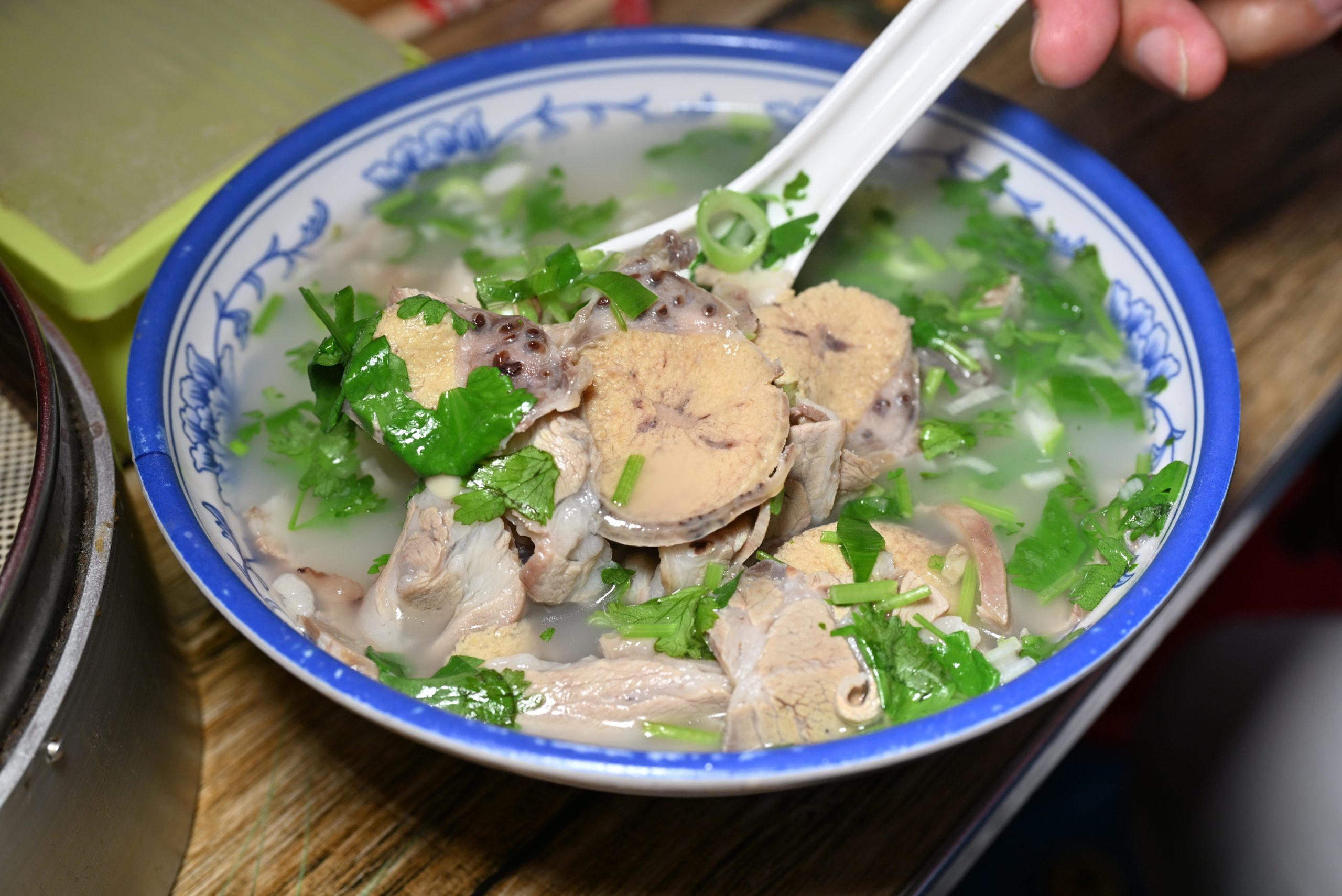 [哈爾濱美食]第一次逛東北早市！東北幣驚呆我，包子居然只要1元？哈爾濱紅磚街早市物價太驚人