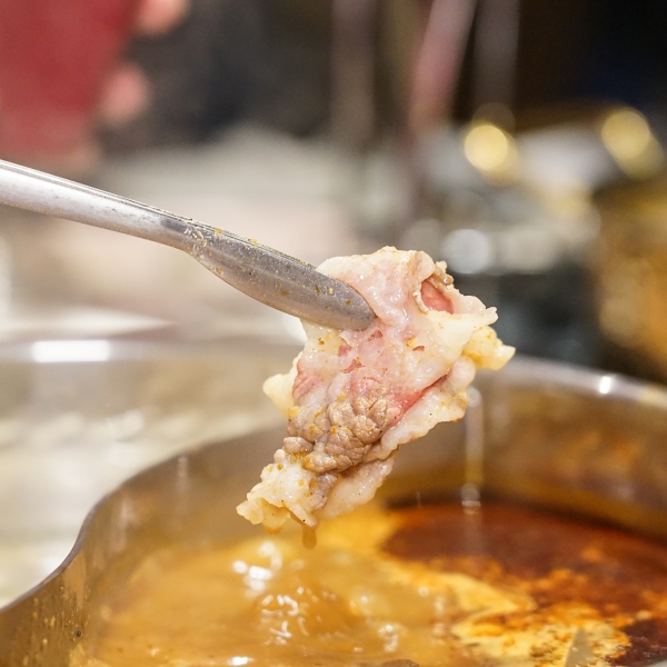 [台北松山區美食]老撈麻辣鍋-新派火鍋及私房料理-黃牛胸肉獨特口感 油脂鮮甜而不膩  美味火鍋推薦 近捷運南京復興站