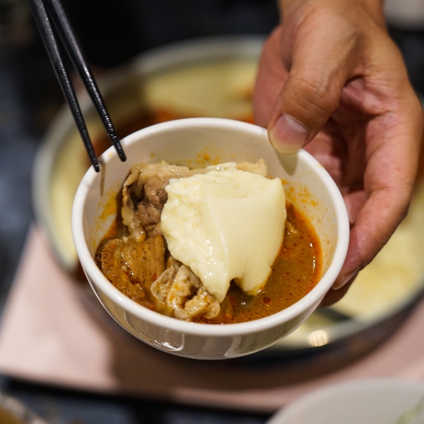 [台北松山區美食]老撈麻辣鍋-新派火鍋及私房料理-黃牛胸肉獨特口感 油脂鮮甜而不膩  美味火鍋推薦 近捷運南京復興站