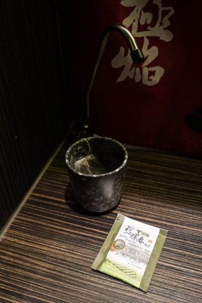 [花蓮美食]極焰燃麵-滿滿黑松露水牛起司牛舌燉飯及炸牛排超誘人  如一蘭拉麵的味覺集中系統，黃金松花蛋烏龍麵很推薦啊(內有影片)