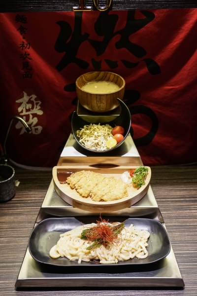 [花蓮美食]極焰燃麵-滿滿黑松露水牛起司牛舌燉飯及炸牛排超誘人  如一蘭拉麵的味覺集中系統，黃金松花蛋烏龍麵很推薦啊(內有影片)