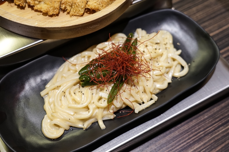 [花蓮美食]極焰燃麵-滿滿黑松露水牛起司牛舌燉飯及炸牛排超誘人  如一蘭拉麵的味覺集中系統，黃金松花蛋烏龍麵很推薦啊(內有影片)