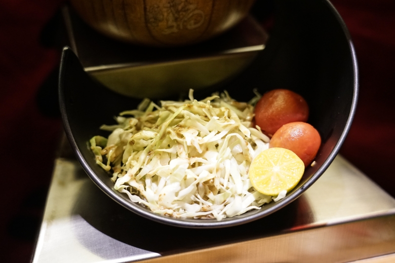 [花蓮美食]極焰燃麵-滿滿黑松露水牛起司牛舌燉飯及炸牛排超誘人  如一蘭拉麵的味覺集中系統，黃金松花蛋烏龍麵很推薦啊(內有影片)