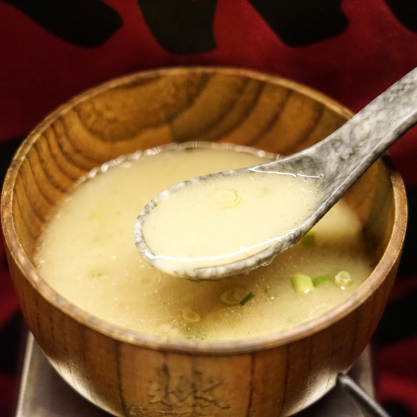 [花蓮美食]極焰燃麵-滿滿黑松露水牛起司牛舌燉飯及炸牛排超誘人  如一蘭拉麵的味覺集中系統，黃金松花蛋烏龍麵很推薦啊(內有影片)