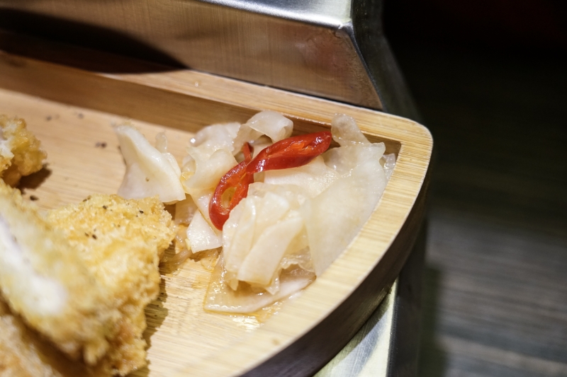 [花蓮美食]極焰燃麵-滿滿黑松露水牛起司牛舌燉飯及炸牛排超誘人  如一蘭拉麵的味覺集中系統，黃金松花蛋烏龍麵很推薦啊(內有影片)