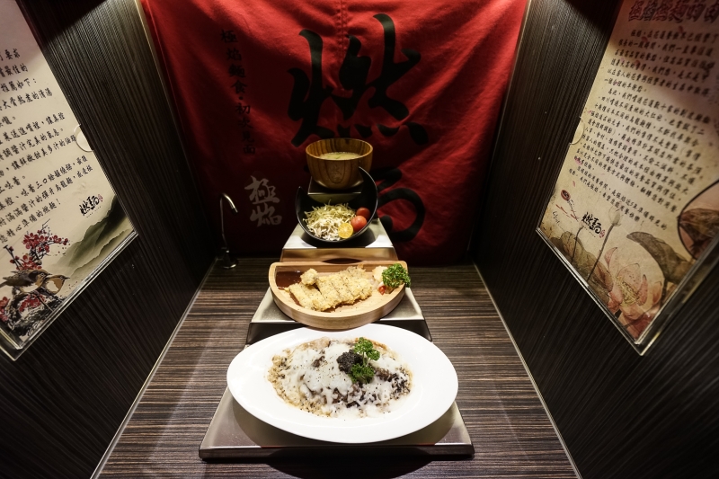 [花蓮美食]極焰燃麵-滿滿黑松露水牛起司牛舌燉飯及炸牛排超誘人  如一蘭拉麵的味覺集中系統，黃金松花蛋烏龍麵很推薦啊(內有影片)