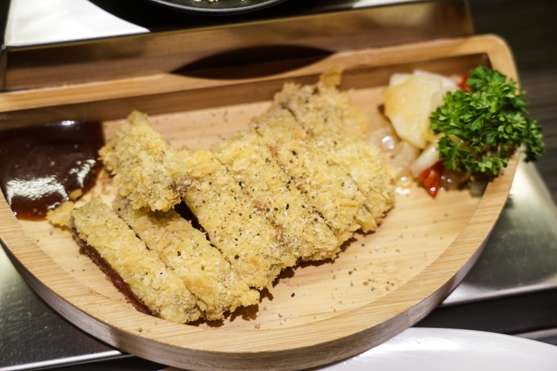 [花蓮美食]極焰燃麵-滿滿黑松露水牛起司牛舌燉飯及炸牛排超誘人  如一蘭拉麵的味覺集中系統，黃金松花蛋烏龍麵很推薦啊(內有影片)