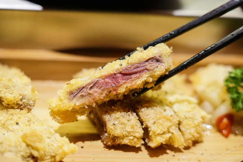 [花蓮美食]極焰燃麵-滿滿黑松露水牛起司牛舌燉飯及炸牛排超誘人  如一蘭拉麵的味覺集中系統，黃金松花蛋烏龍麵很推薦啊(內有影片)