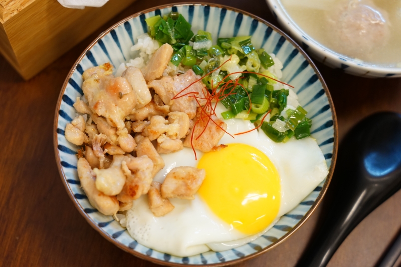 [花蓮美食]飯人餐車RiceMan-蔥油雞飯 炸醬飯好合我的味，讓我忍不住連吃了2碗啊!