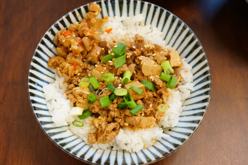 [花蓮美食]飯人餐車RiceMan-蔥油雞飯 炸醬飯好合我的味，讓我忍不住連吃了2碗啊!