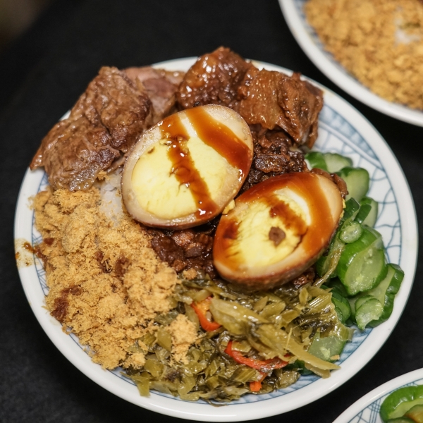 [捷運忠孝復興站美食]小時候冰菓室-花雕牛滷飯軟嫩好滋味 雞湯好喝又暖心 剉冰自製配料安心美味 台北東區美食傳統小吃