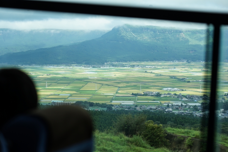 [日本-九州景點]阿蘇火山口 草千里一望無際草原山湖美景 還可以騎馬  重現進擊的巨人場景 阿蘇火山博物館