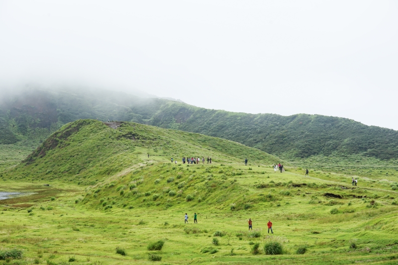 [日本-九州景點]阿蘇火山口 草千里一望無際草原山湖美景 還可以騎馬  重現進擊的巨人場景 阿蘇火山博物館