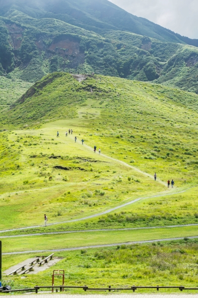 [日本-九州景點]阿蘇火山口 草千里一望無際草原山湖美景 還可以騎馬  重現進擊的巨人場景 阿蘇火山博物館