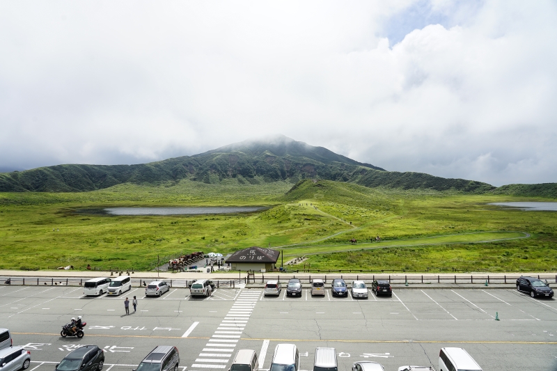 [日本-九州景點]阿蘇火山口 草千里一望無際草原山湖美景 還可以騎馬  重現進擊的巨人場景 阿蘇火山博物館