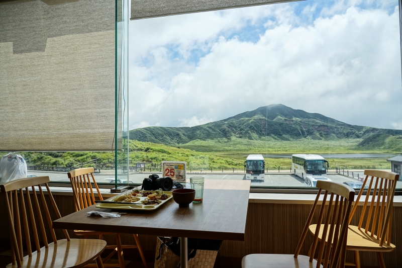 [日本-九州景點]阿蘇火山口 草千里一望無際草原山湖美景 還可以騎馬  重現進擊的巨人場景 阿蘇火山博物館