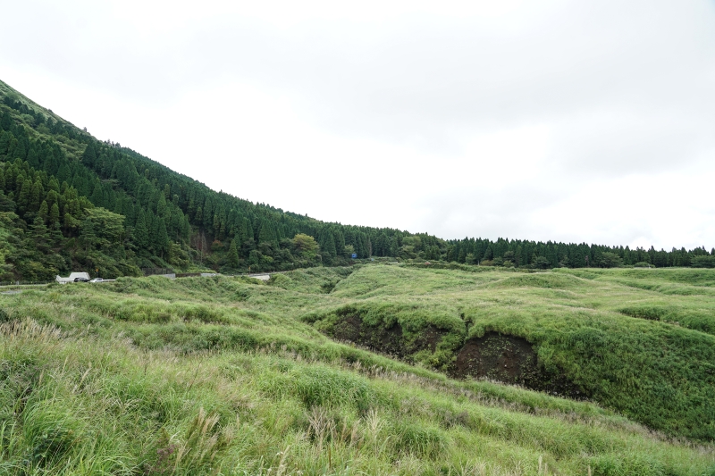 [日本-九州景點]阿蘇火山口 草千里一望無際草原山湖美景 還可以騎馬  重現進擊的巨人場景 阿蘇火山博物館