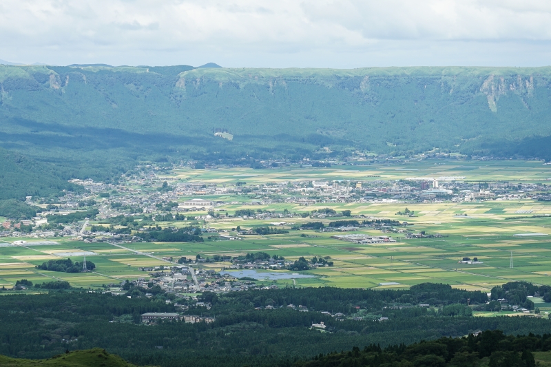 [日本-九州景點]阿蘇火山口 草千里一望無際草原山湖美景 還可以騎馬  重現進擊的巨人場景 阿蘇火山博物館