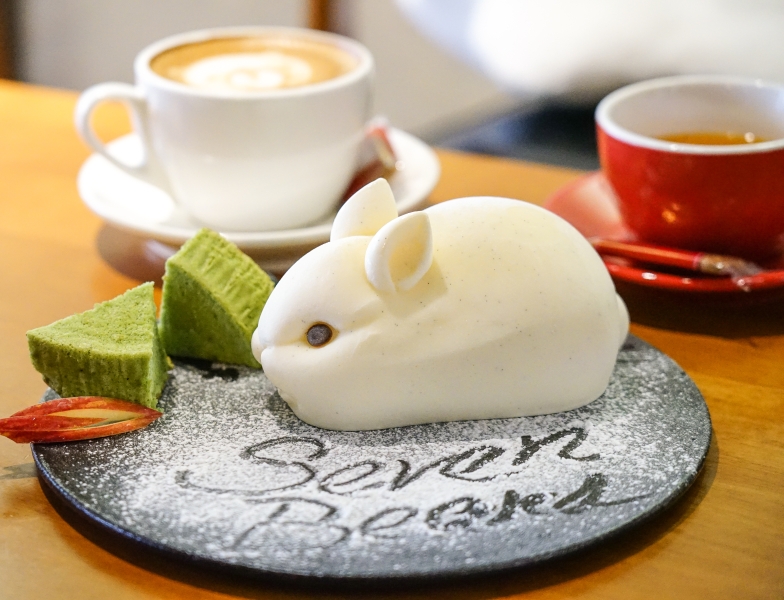 天啊 ~這樣怎麼捨得吃- 白色兔兔冰淇淋幕斯超可愛 還有河馬 沙皮狗 Seven Beans 咖啡舍 花蓮咖啡廳