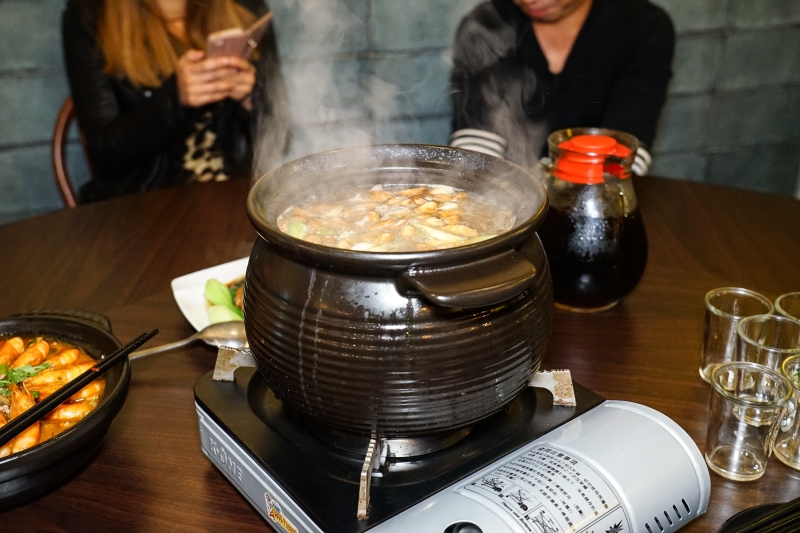 [花蓮美食]環境優質氣氛好 熱炒美味價格平實 朋友聚會餐廳推薦 蒜頭剝皮辣椒雞湯暖呼呼登場-NO.8育樂新村美食熱炒